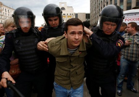 В России на антикоррупционных акциях задержаны сотни людей