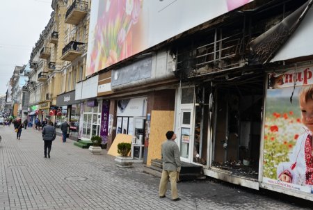 В Киеве горит бывший Центральный Гастроном