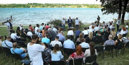 Молдавский президент пожаловался, что Запад заставляет журналистов его критиковать