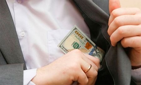 Заместителя гендиректора БелАЗа арестовали за взятку