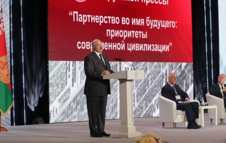 Лукашенко призвал к нравственности и честности представителей СМИ