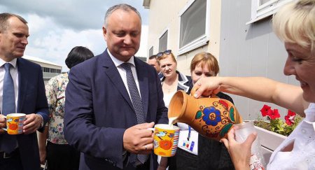 Президент Молдовы признал белорусское молоко лучше вина