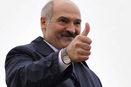 Лукашенко поздравил президента Франции с национальным праздником