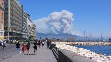 В Италии эвакуируют людей из-за пробуждения Везувия