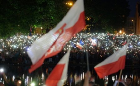 В Польше принят закон о Верховном суде: поляки протестуют