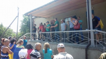 Не понравился судья: на Украине радикалы забросали здание суда коктейлями Молотова