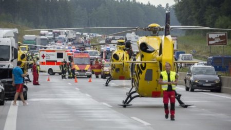 На трассе в Германии столкнулись 29 машин, свыше 25 пострадавших