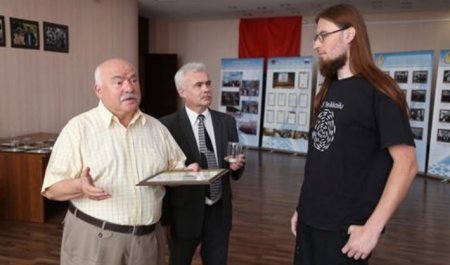 Белорусский писатель отказался пожать руку Чергинцу из-за «оккупационного» русского языка