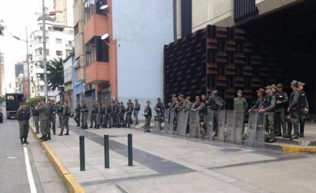 Военные Венесуэлы заблокировали генпрокуратуру