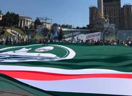 На Майдане развернули флаг чеченских террористов