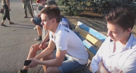 В Украине с невставшими во время гимна подростками разбиралась полиция (ВИДЕО)