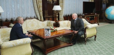 Лукашенко подарил космонавту Новицкому первый экземпляр книги о Дворце Независимости