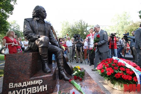 В Минске установили памятник Владимиру Мулявину