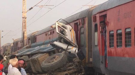 В Индии пассажирский поезд протаранил мусоровоз, десятки раненых