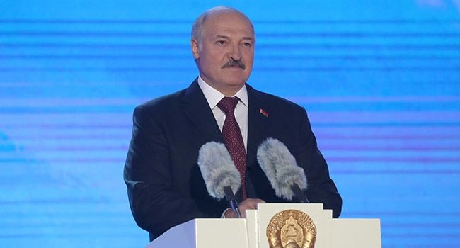 Лукашенко осмотрел образцы парадной формы к зимним Олимпийским играм