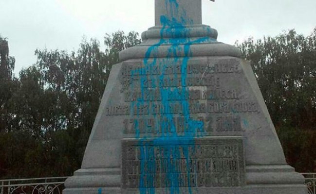 В Украине неизвестные вандалы облили краской памятник Петру Первому