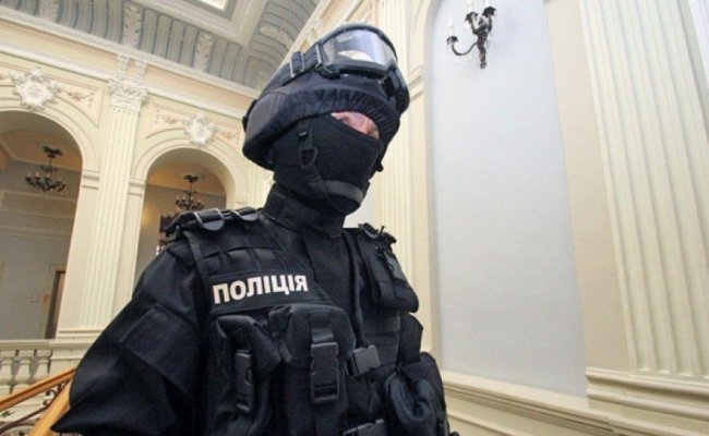 В Киеве орудовала банда полицейских, грабившая и избивавшая туристов на ж/д вокзале