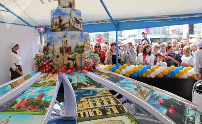 В Минске в честь празднования юбилея города бесплатно раздавали торт