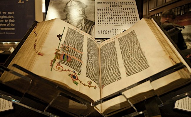 Библия Гутенберга прибыла в Беларусь на выставку