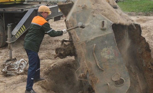 В Гродно нашли под землёй бронетранспортёр времён ВОВ и передадут его «Линии Сталина»
