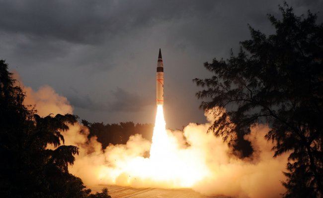 В ответ на угрозы: КНДР снова запустила баллистическую ракету