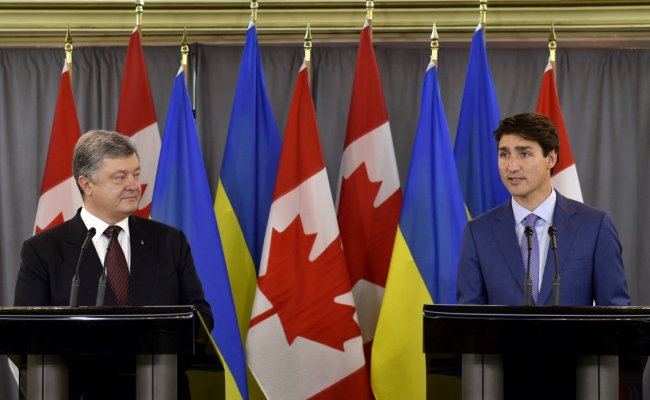 Порошенко отверг размещение миротворцев в Донбассе по «российскому сценарию»