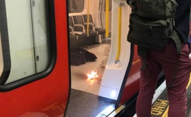 Небольшой взрыв в метро Лондона вызвал у людей панику