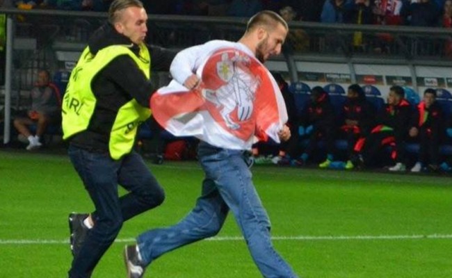 Во время игры БАТЭ - «Арсенал» на поле выбежал английский болельщик с небелорусским БКБ-флагом