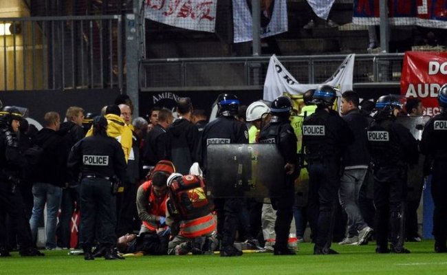 Франция: во время футбольного матча  обрушилась трибуна, есть пострадавшие