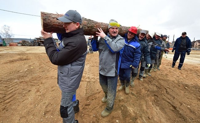 Могилевский горисполком отказался устанавливать памятник Лукашенко с бревном
