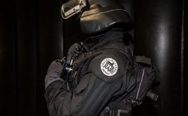 Во Франции задержали десять террористов, планировавших нападения на политиков