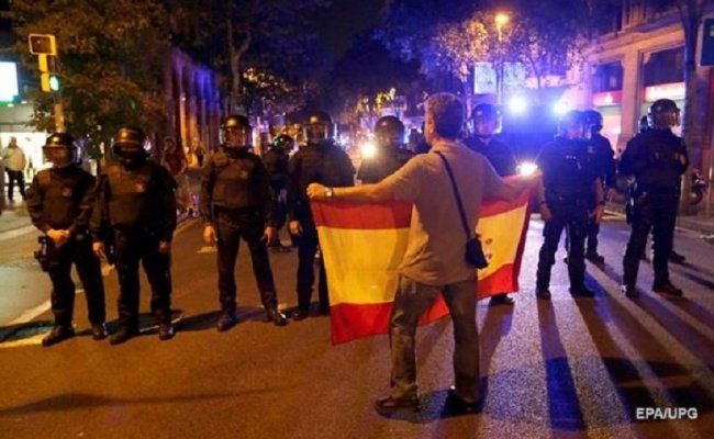 На акции против независимости в Барселоне произошла драка: трех людей ранило