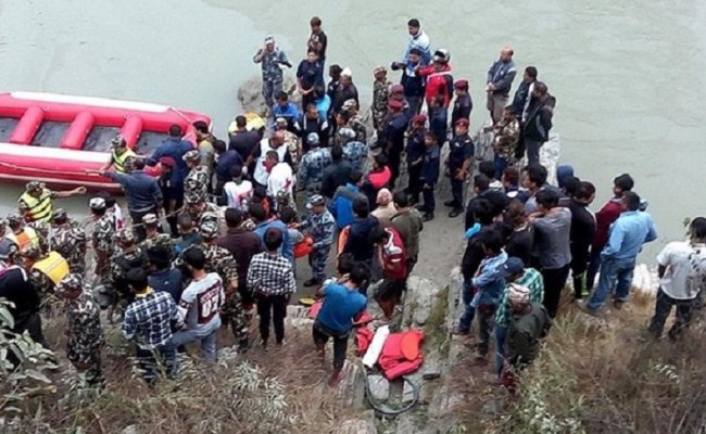 В Непале автобус свалился в реку: погибло более 30 человек