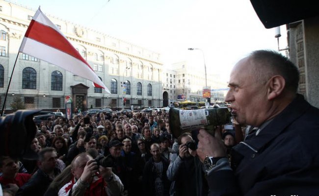 Cтаткевич проводит несогласованную акцию памяти возле здания КГБ