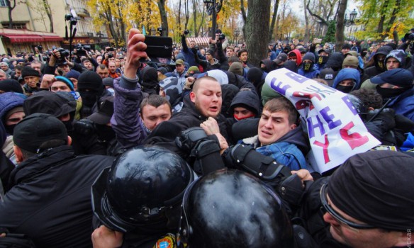 В Одессе радикалы устроили массовую потасовку с полицией, в ход пошел слезоточивый газ и файера