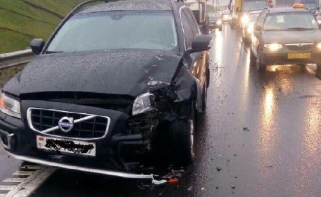 На МКАД в Минске Volvo врезался в автомобиль дорожников