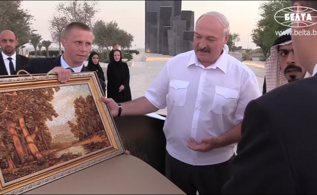 Лукашенко подарил картину из янтаря чиновнику ОАЭ