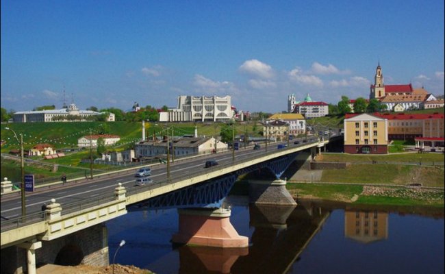 В Гродно водитель остановил автобус на мосту и на глазах пассажиров бросился в реку