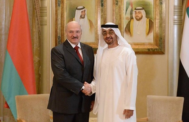 Лукашенко подарил эмиратскому шейху панно и саблю