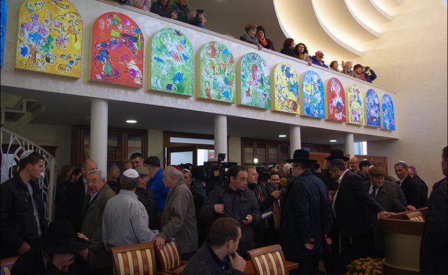 Витебскую синагогу украсили витражами Марка Шагала