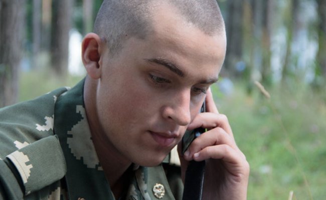 Военнослужащим в Печах разрешено носить мобильные телефоны