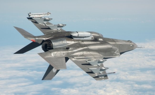 США передали Норвегии новейшие истребители F-35