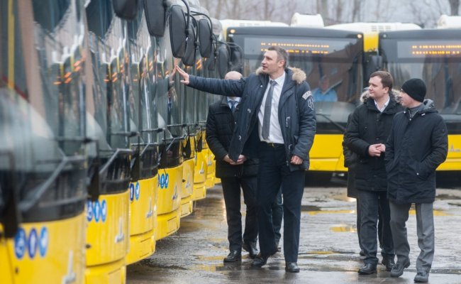 Мэр Киева Кличко протестировал белорусские МАЗы
