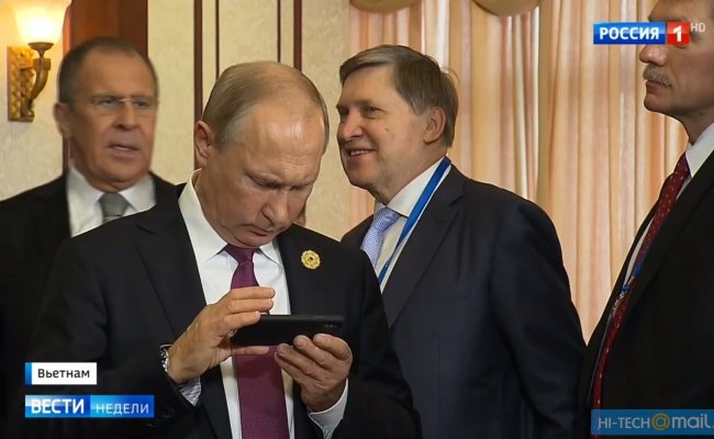 Путин был замечен с iPhone Х министра экономразвития
