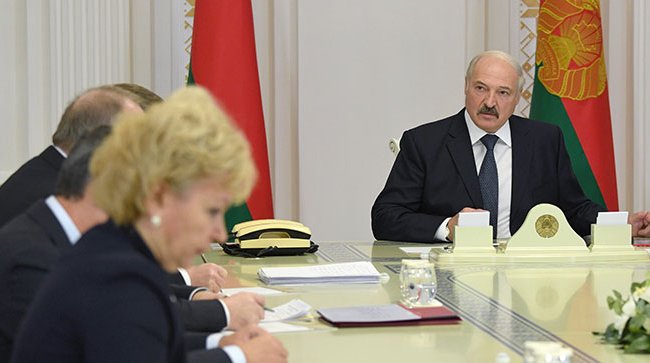 Лукашенко: На каком основании мы себе заработную плату начисляем по мировым практикам?