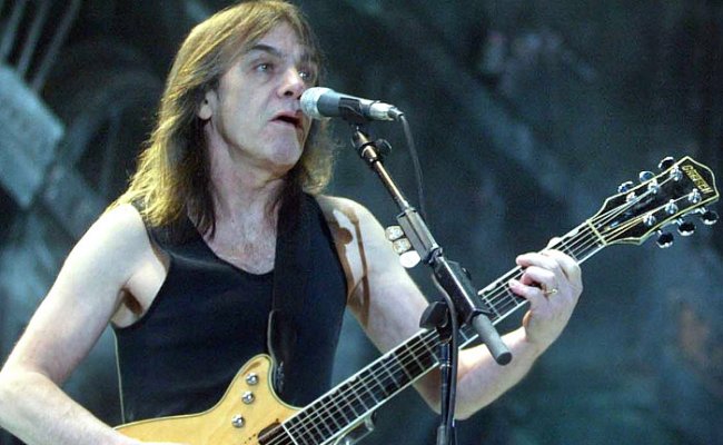 Умер гитарист AC/DC Малькольм Янг