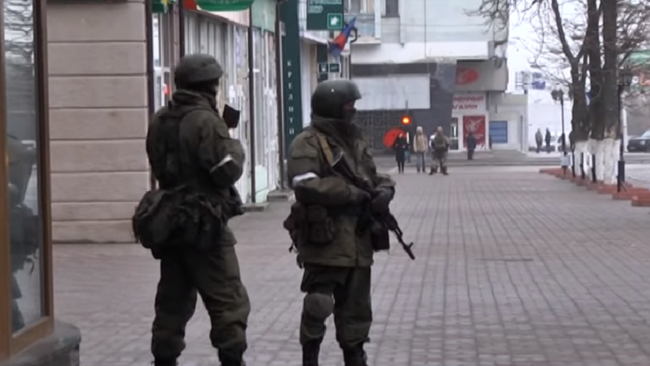 В ЛНР вооруженные люди заблокировали административные здания