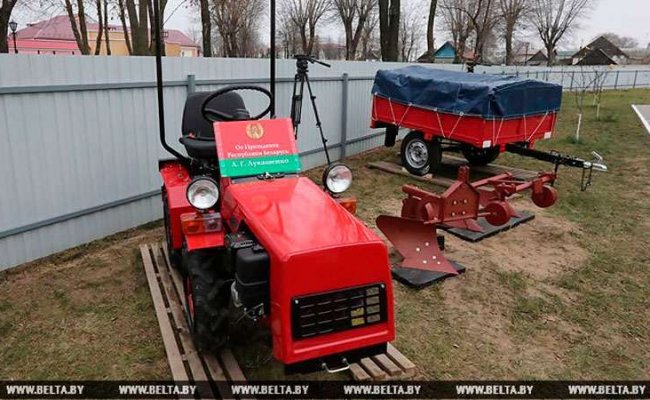 Президент подарил мини-трактор детскому дому семейного типа