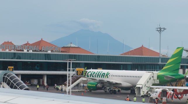 Минспорт просит воздержаться от поездок в Индонезию из-за активности вулкана на Бали