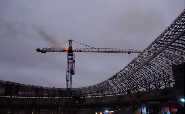 Горящий башенный кран на стадионе «Динамо» потушили
